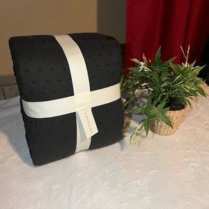 Black 
King plus Quilt Cashmere Blend 
Fiber: Face-95% Cotton/ 5% Cashme…